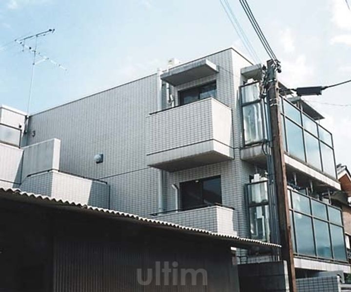 セシール太秦の外観