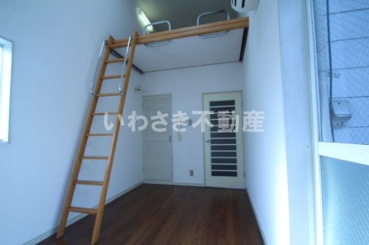 レオパレス山手PRIMAIRの居間