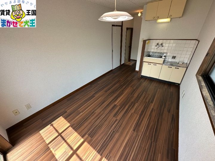 シャーレン愛宕の居間