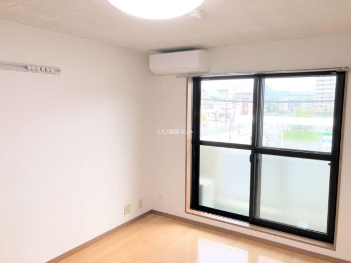 サン・ヒーローマンション亀川Iの居間