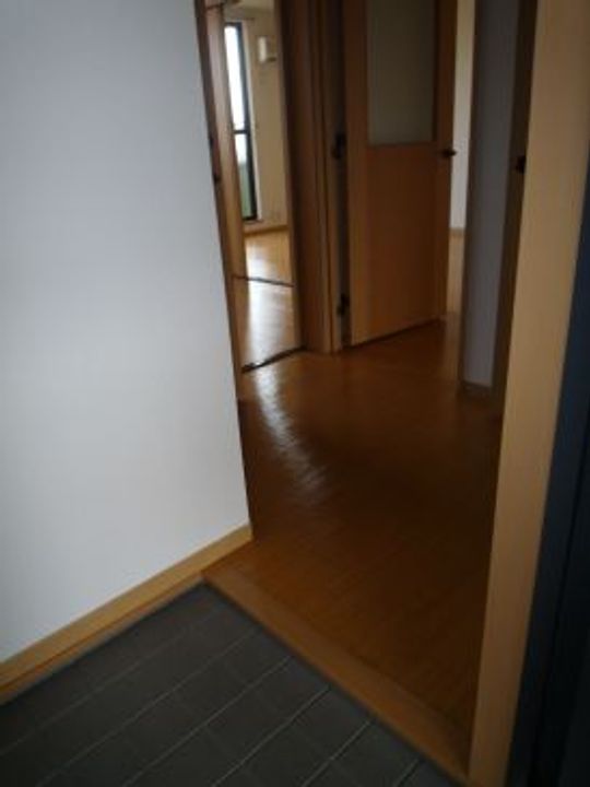 シャトラン駅家A棟の玄関