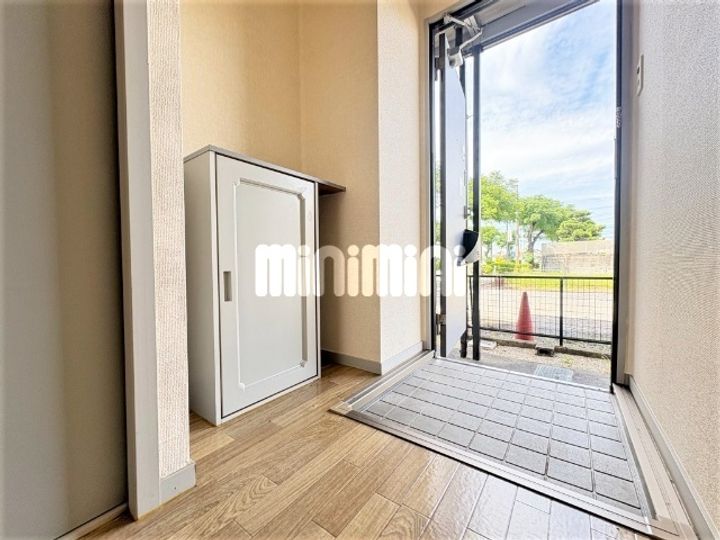 メルベーユ新栄の玄関