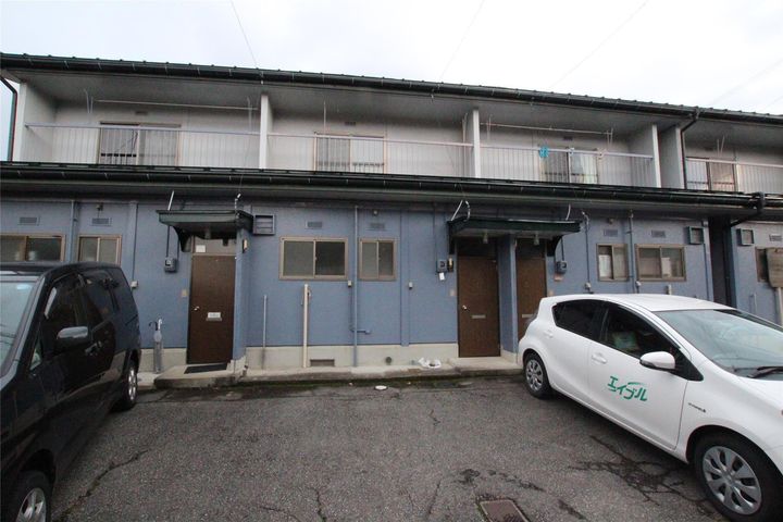 成田ハイツの玄関