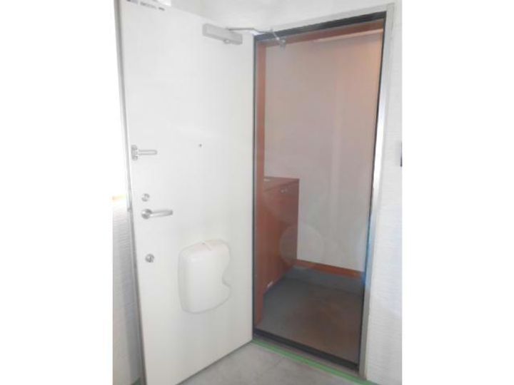 シャトレイ西青山IIの玄関