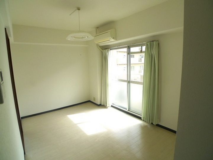 グランツ西古松IIの居間