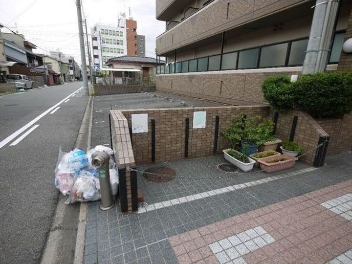 愛知県名古屋市昭和区紅梅町1(マンション)の賃貸物件の地図