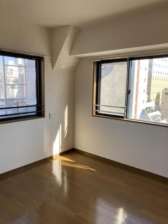 御苑ビルの居間