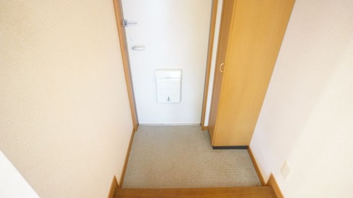 ドミトリーサマリの玄関