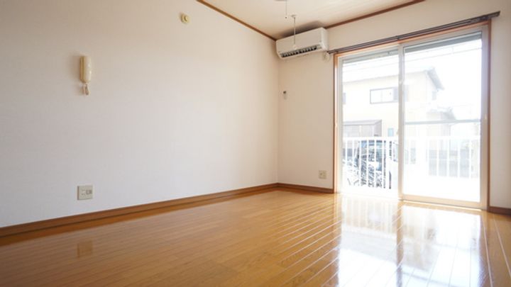 ドミトリーサマリの居間