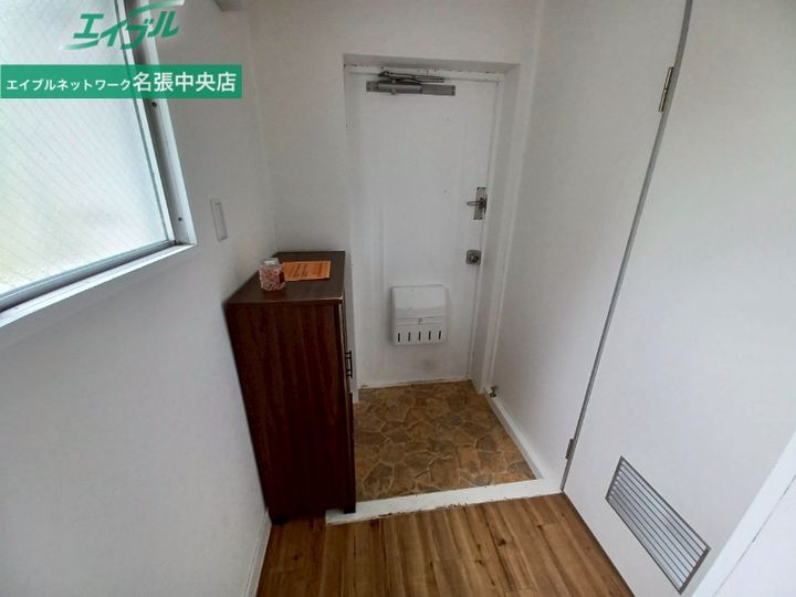 グランドヒルズ桔梗が丘13号棟の玄関