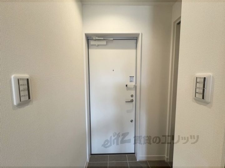 アールコート枚方東田宮の玄関