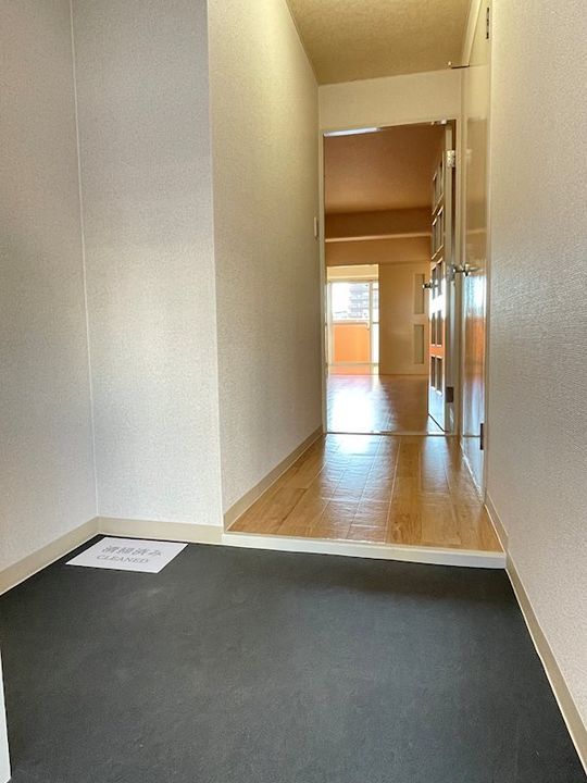 ロイヤルハイツ山本の玄関