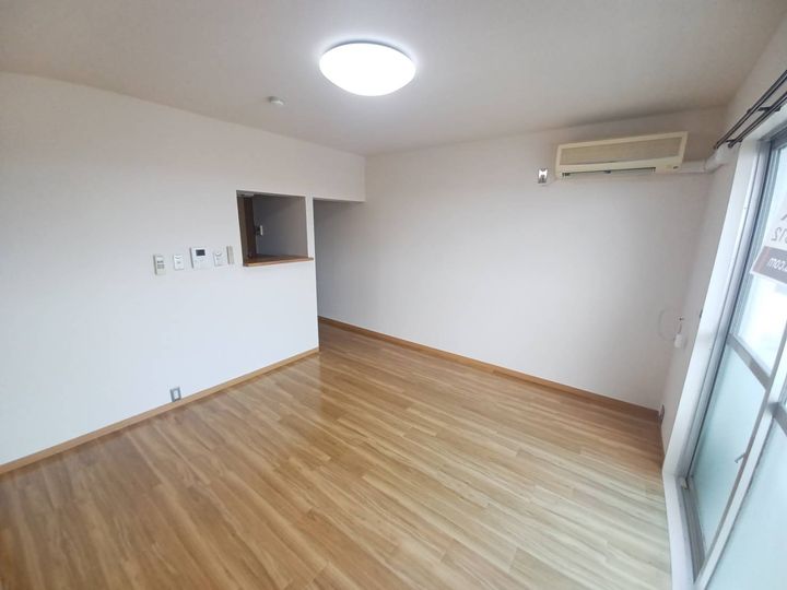 朝日台ハイツAの居間