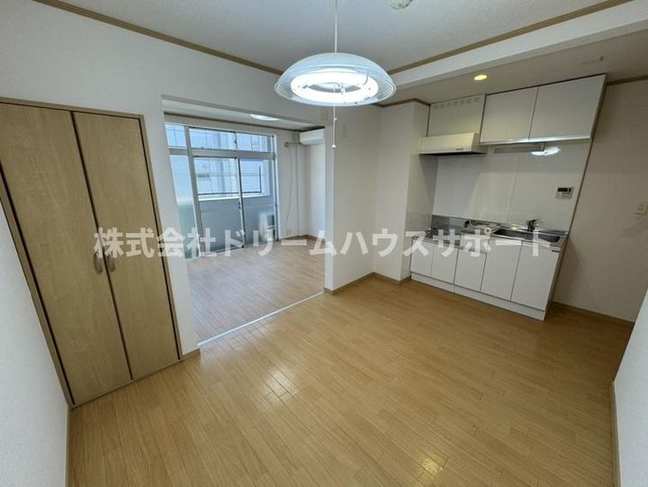 福商事ビルの居間