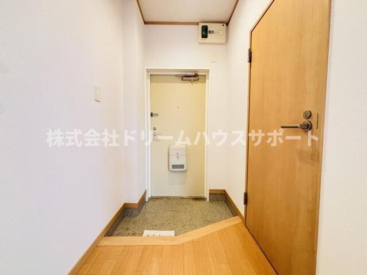 福商事ビルの玄関