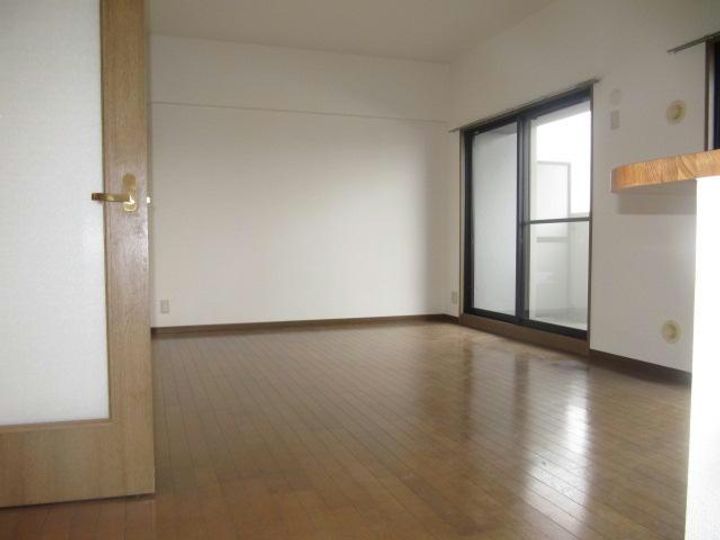 ファヴォ-ル白壁の居間