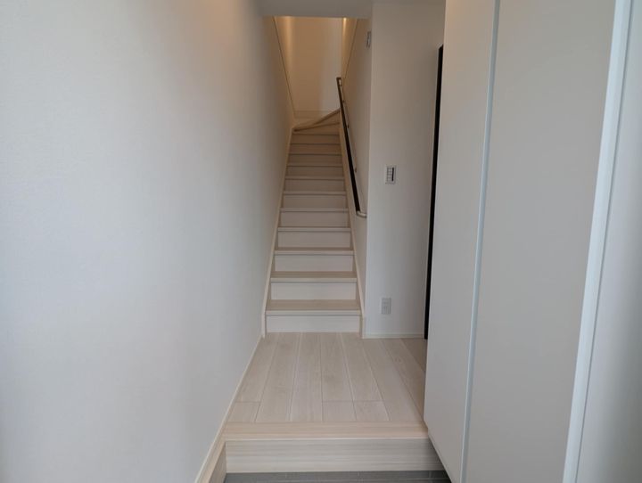 オークレジデンス三田綱町の玄関