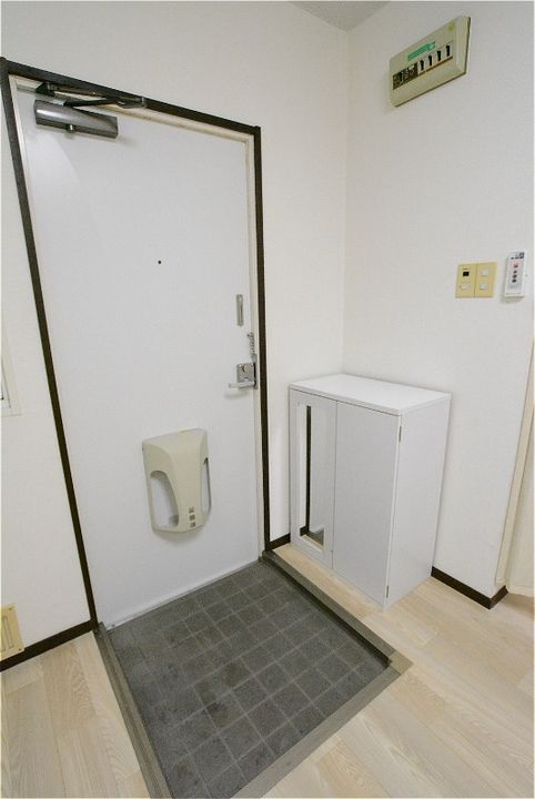 室本ハイツの玄関