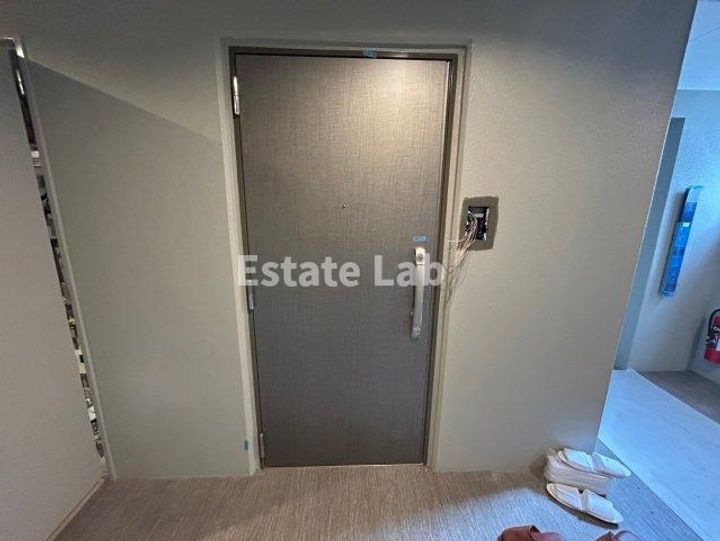 ファステート神戸サルビアの玄関