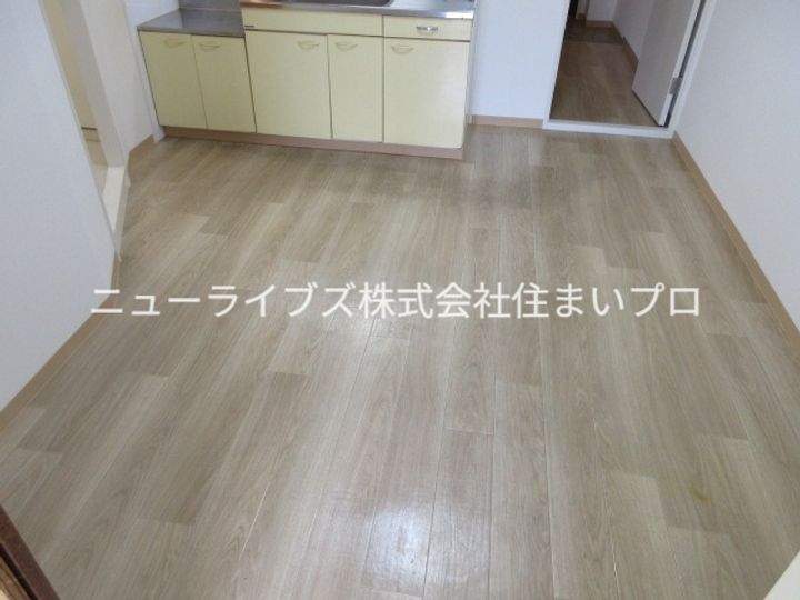 丸信リバーサイドコーポ1の居間