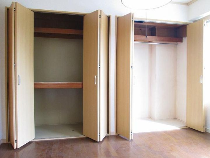 稲荷森マンションの玄関