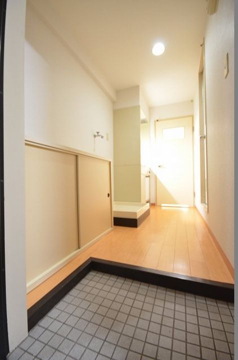 第2世良ビルの玄関