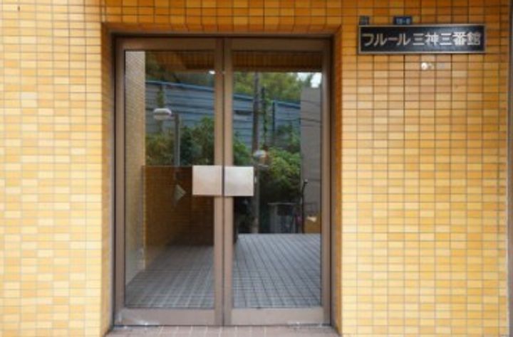 フルール三神 三番館の地図
