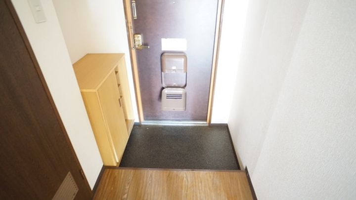 第三宮脇笹川ハイツBの玄関