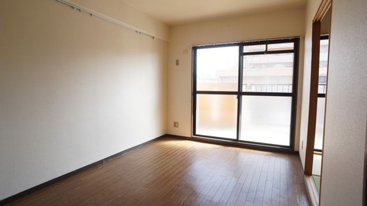 第三宮脇笹川ハイツBの居間