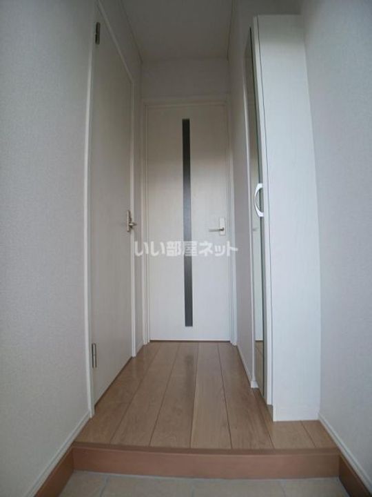 フルールポミエB棟の玄関