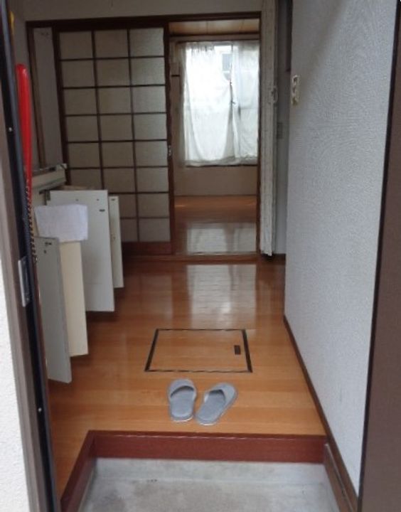華ハイツの玄関