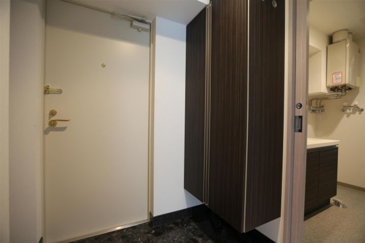 NOVA 知事公館前の玄関