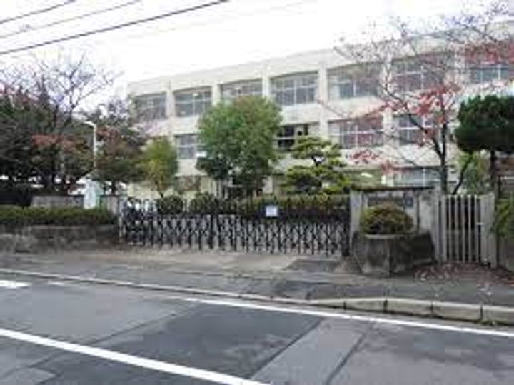 シャルム リリーの周辺