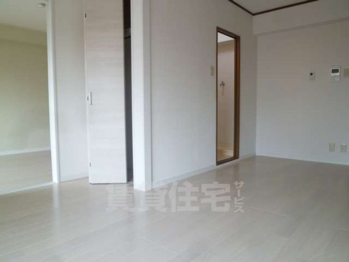 新開ビルの居間