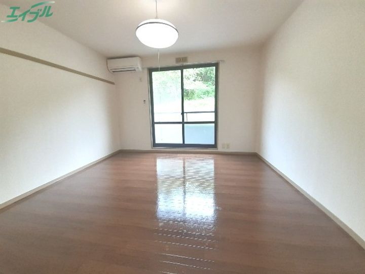 メゾンラピタIVの居間