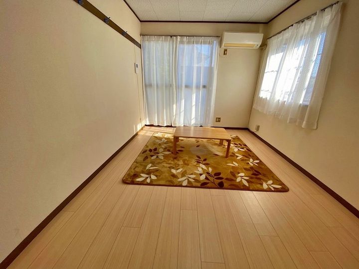 ファミーユ島村の居間