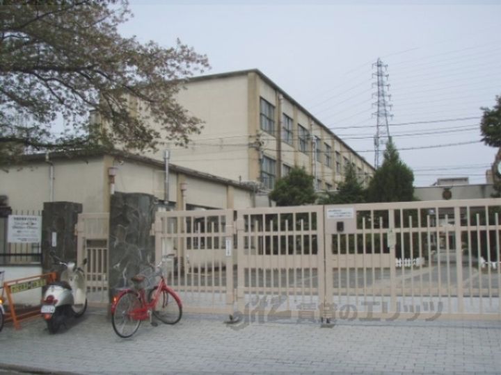 メゾン・ド・プルミエールの周辺