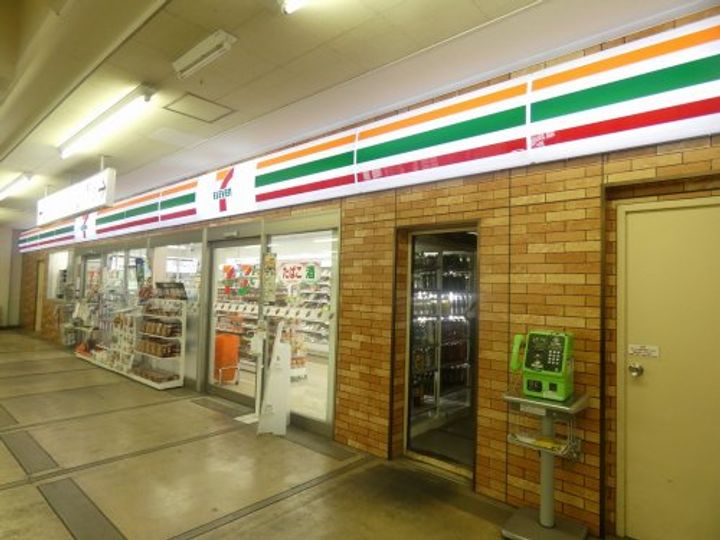 エクセリーナ1の周辺