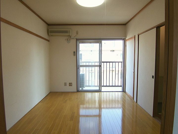 メゾンサカエの居間