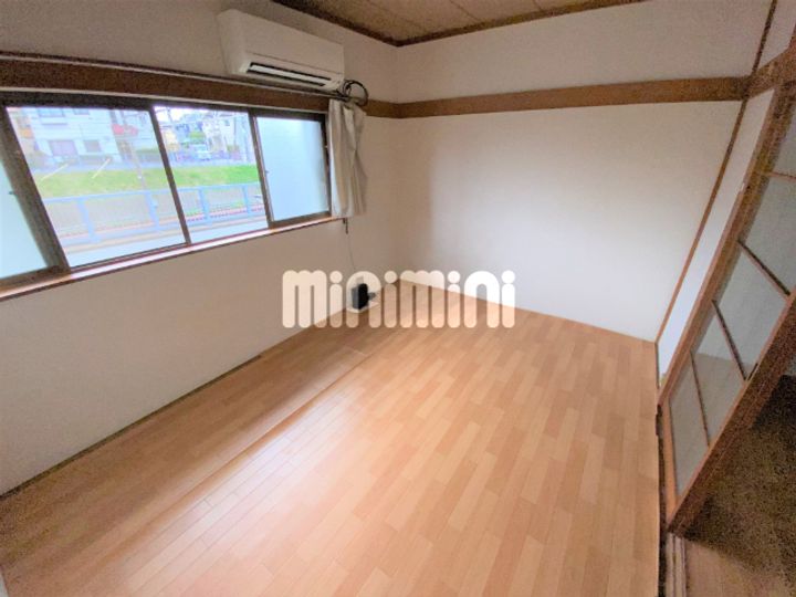 アイ・エス・エートクの居間