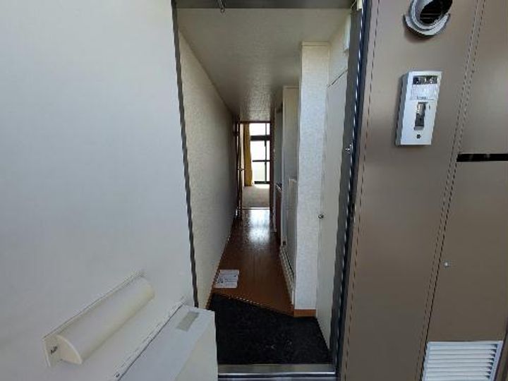 レオパレスRaffineigeの玄関