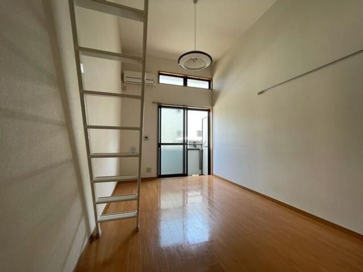 シャトルIIの居間