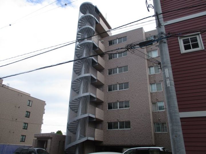 エスビーハイツ山鼻の外観