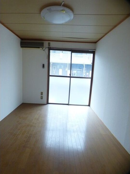 ロイヤル小塩Vの居間