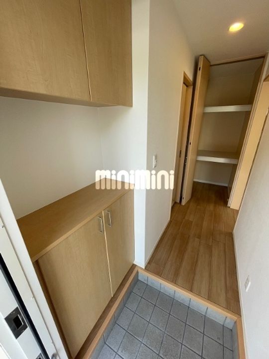 ファミリアエストの玄関