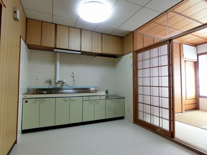 労住協第5ビルの居間