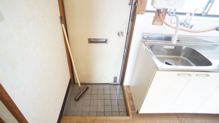 エーワンビルの玄関