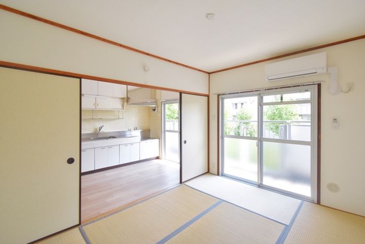 UR洛西境谷東の居間