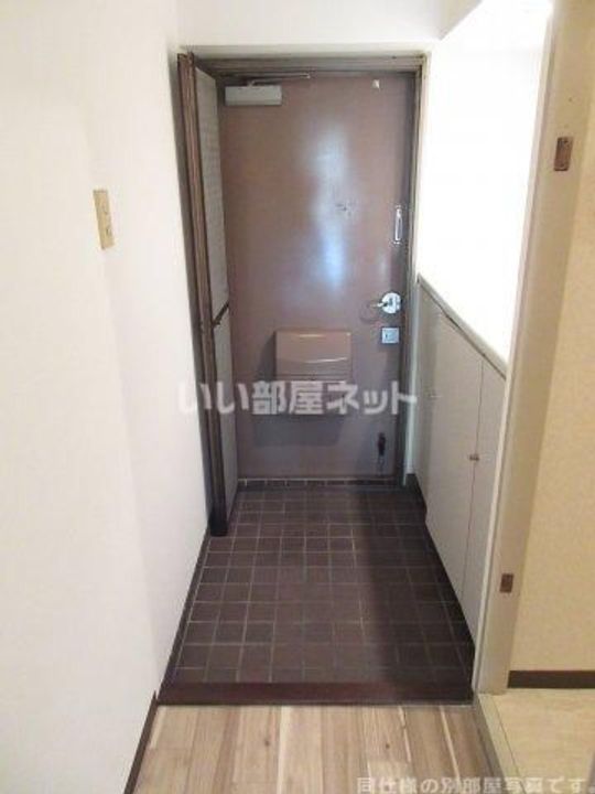 奈良県奈良市三条町(マンション)の賃貸物件の玄関
