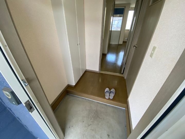 ロワール湘南E棟の玄関